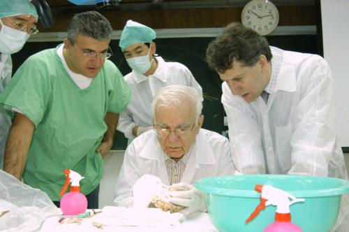 Mahmut Gazi Yaşargil with students in the neuroanatomy lab
